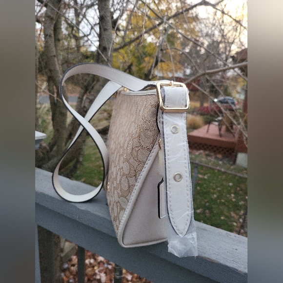 🔥SOLD🔥🆕🌺COACH🌺 Ladies Small Signature Jacquard Canvas Shoulder Bag - Picture 5 of 16